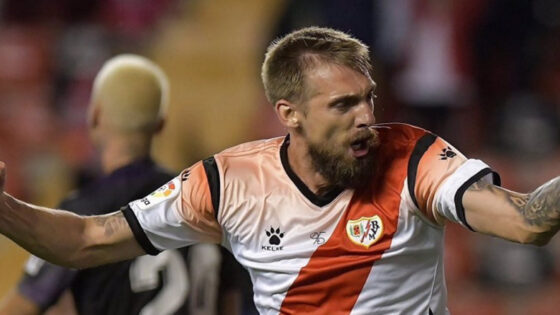 Esteban Saveljich celebra un gol con el Rayo Vallecano./ Foto: @RAYOVALLECANO